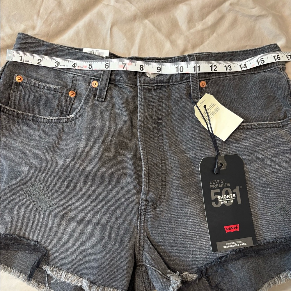 Levi’s 501 High Rise Shorts Black Denim Frayed Hem NWT Women’s - Picture 13 of 14